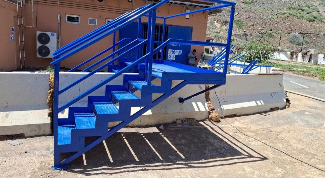 Escalera metálica industrial