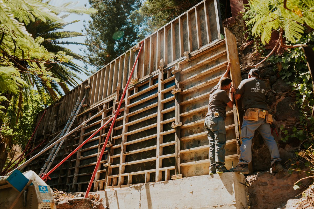 Encofrado y ejecución de muro de contención junto al Hotel Agaete