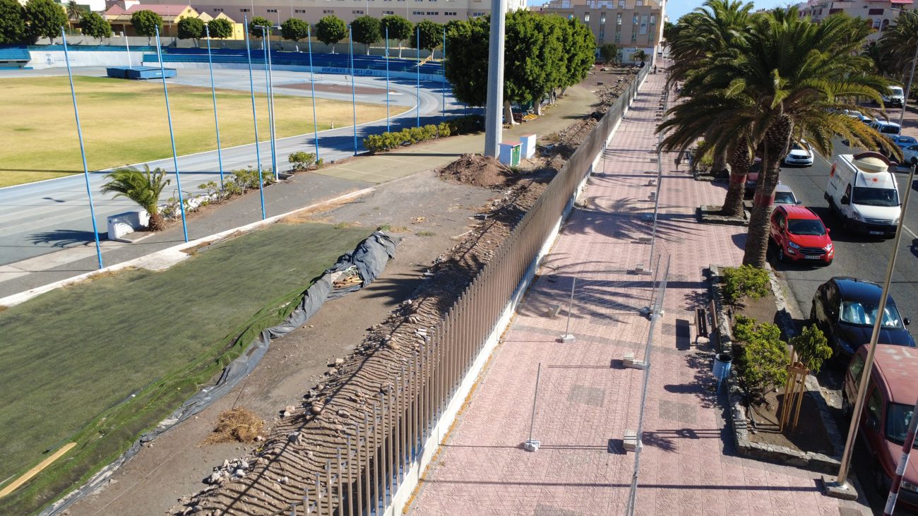 Vista aérea de la pista de atletismo de Vecindario con el cerramiento perimetral