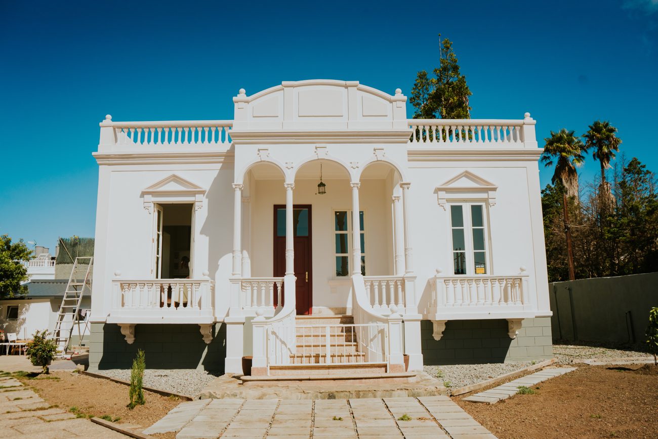 Vivienda señorial restaurada en Santa Brígida con rejería y cerramiento